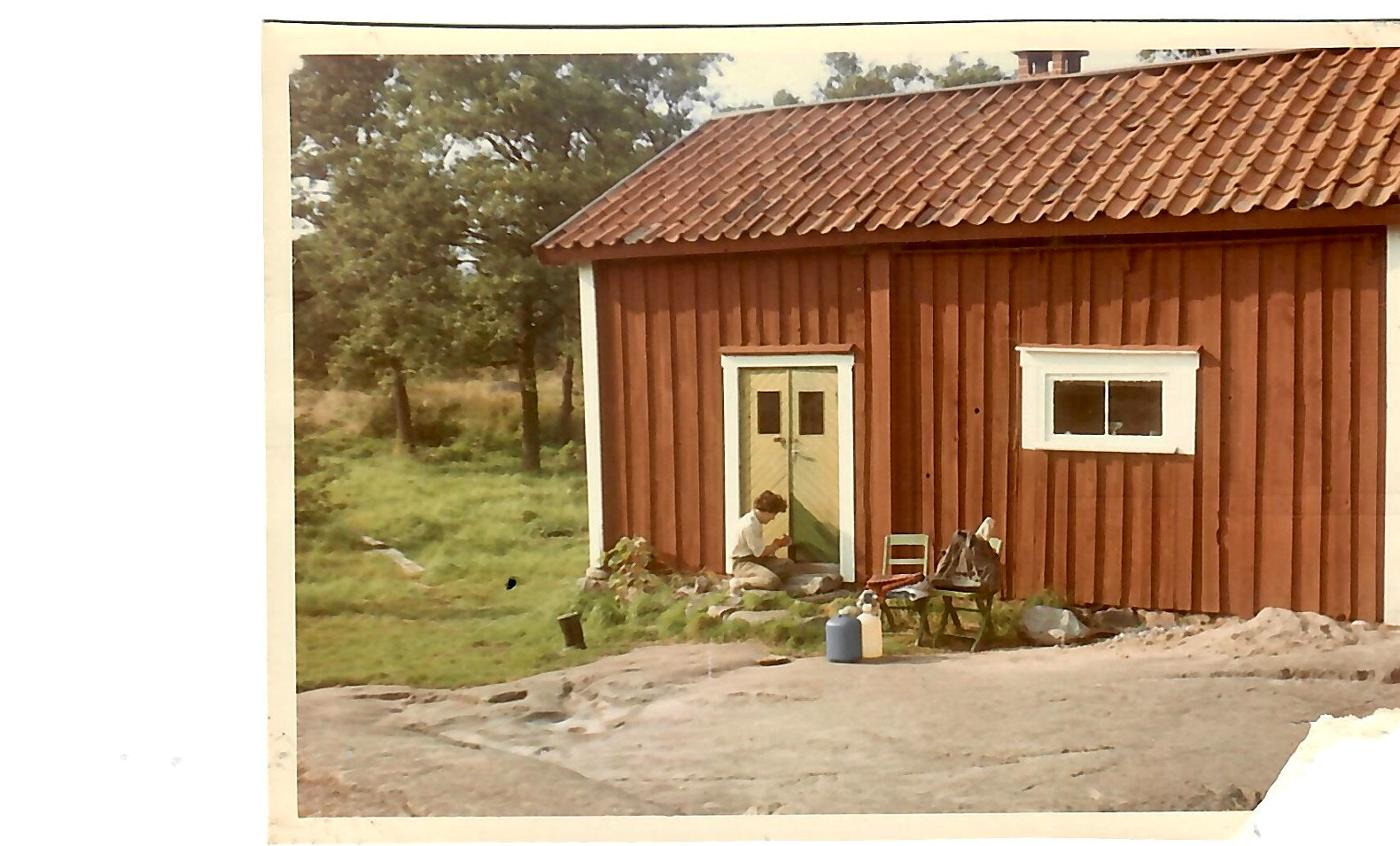 Perheen saaristomökki rakennetaan omin käsin.